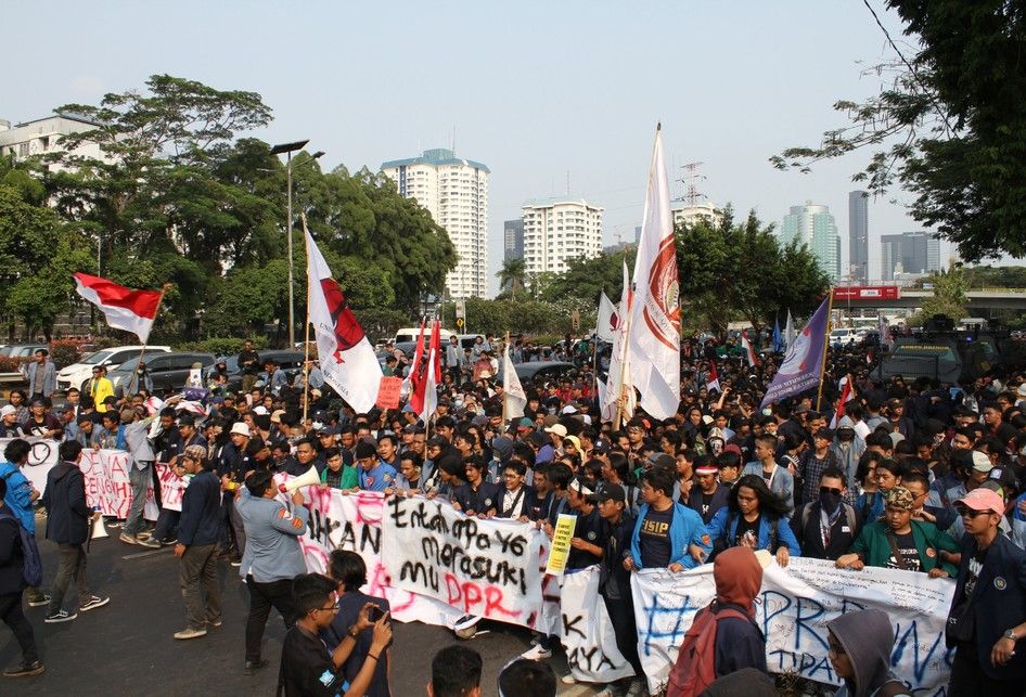 Ribuan Mahasiswa melakukan aksi demo di Depan Gedung DPR/MPR, Jalan Gatot Subroto, Senayan, Jakarta Pusat, Senin (23/9/2019). Mereka menolak pengesahan RKUHP.