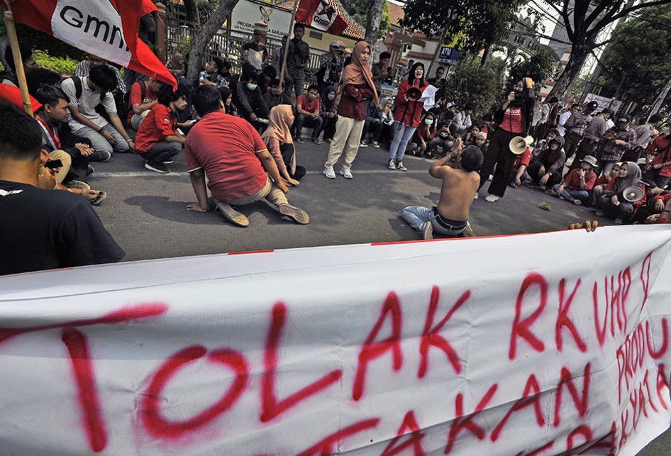 Mahasiswa gabungan dari berbagai universitas berunjuk rasa di Jalan Ahmad Yani, Serang, Banten, Senin (23//2019). Mereka menolak pengesahan RUU KUHP karena dinilai bertentangan dengan prinsip-prinsip demokrasi dan HAM.