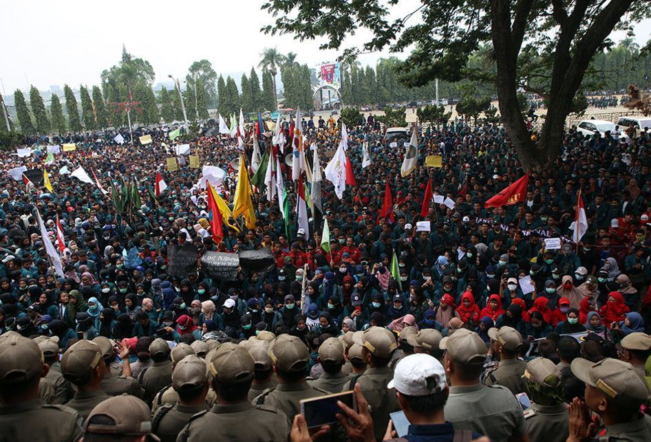 Massa mahasiswa Lampung berunjuk rasa di depan kantor DPRD Provinsi Lampung, Selasa (24/9/2019). Ribuan mahasiswa yang berasal dari kampus di Lampung turun ke jalan berdemonstrasi menolak UU KPK dan pengesahan RUU KUHP.