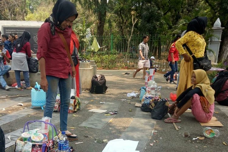 Nur, pedagang asongan yang raih keuntungan dari aksi unjuk rasa di depan Istana Jalan Medan Merdeka, Jakarta Pusat, Selasa (24/9).