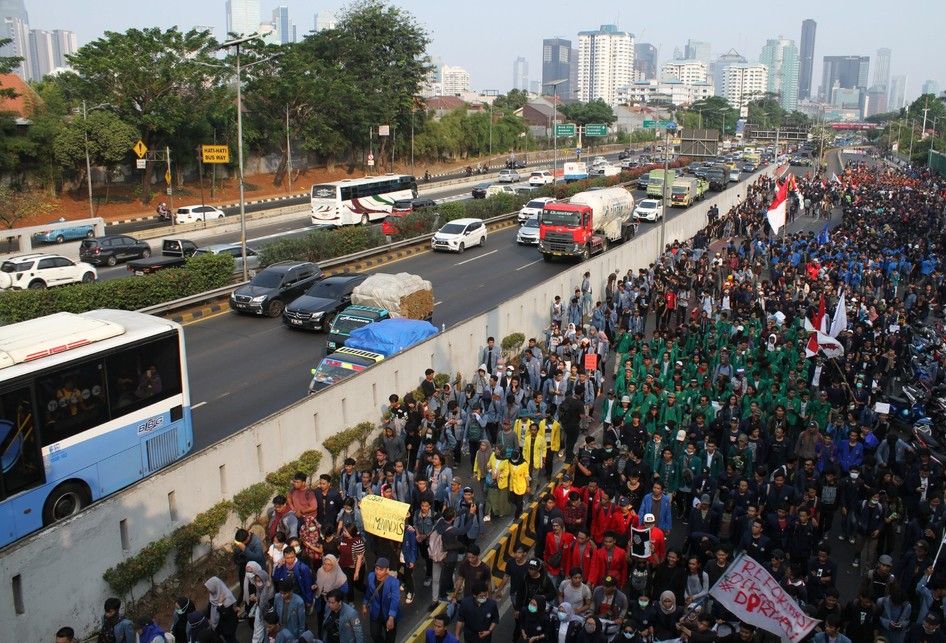 Ribuan Mahasiswa melakukan aksi demo di Depan Gedung DPR/MPR, Jalan Gatot Subroto, Senayan, Jakarta Pusat, Senin (23/9/2019). Mereka menolak pengesahan RKUHP.