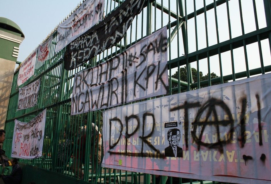 Banner bertuliskan Protes mahasiswa terpasang di Depan pagar Gedung DPR/MPR, Jalan Gatot Subroto, Senayan, Jakarta Pusat, Senin (23/9/2019). Mahasiswa menolak pengesahan RKUHP.