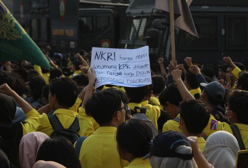 Ribuan Mahasiswa melakukan aksi demo di Depan Gedung DPR/MPR, Jalan Gatot Subroto, Senayan, Jakarta Pusat, Senin (23/9/2019). Mereka menolak pengesahan RKUHP.