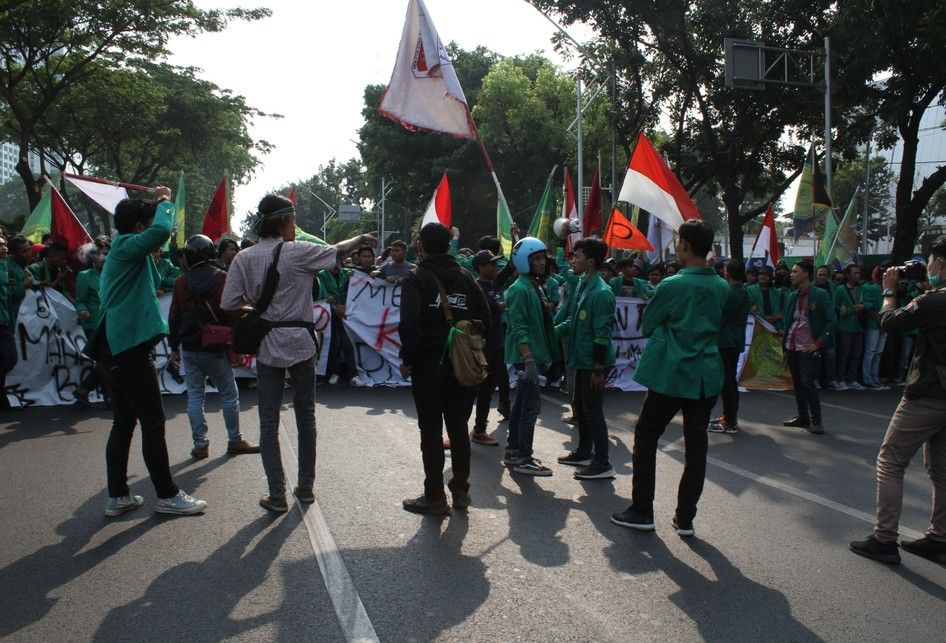 Ribuan mahasiswa melakukan aksi demo di Depan Gedung DPR/MPR, Jalan Gatot Subroto, Senayan, Jakarta Pusat, Senin (23/9/2019). Mereka menolak pengesahan RKUHP.