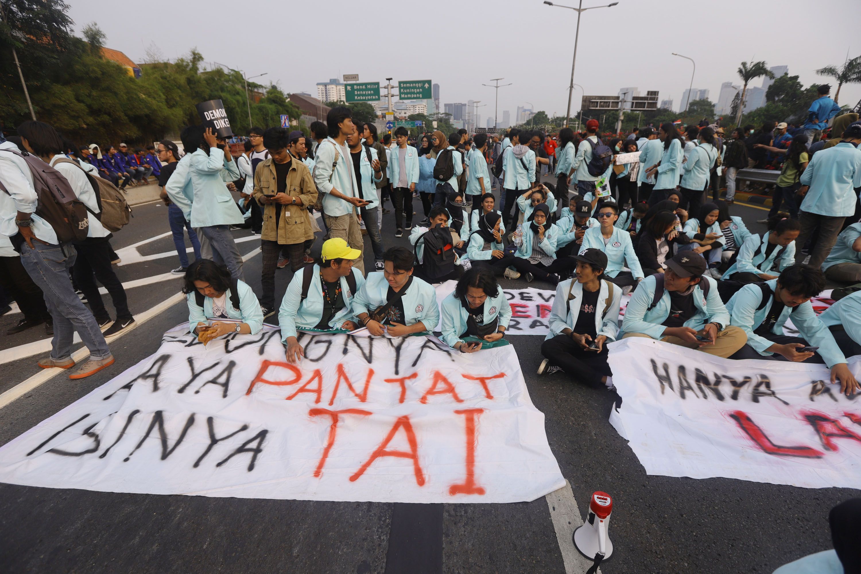 Ribuan mahassiswa dari berbagai kampus dan organisasi memenuhi jalan di sekitar gedung DPR RI, Jakarta, Selasa (24/9/2019). Demonstrasi tersebut lanjutan dari aksi sebelumnya yang menolak revisi UU KPK, RKUHP, RUU Pertanahan, dan Minerba. TRIBUNNEWS/HERUDIN