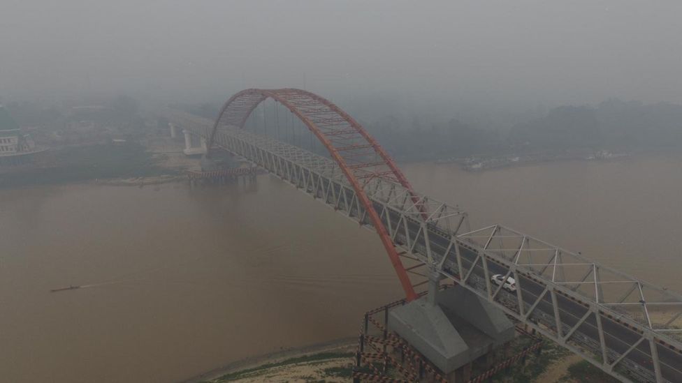 Kabut asap pekat menyelimuti Jembatan Kahayan, Kota Palangkaraya (19/09) 