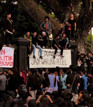 Foto poster kocak demo mahasiswa.