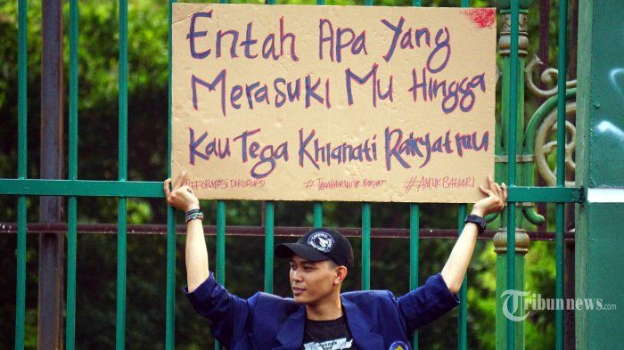 Berbagai tulisan lucu dibawa oleh mahasiswa ketika melakukan aksi menolak RUU KPK dan KUHP Selasa (24/9/2019)