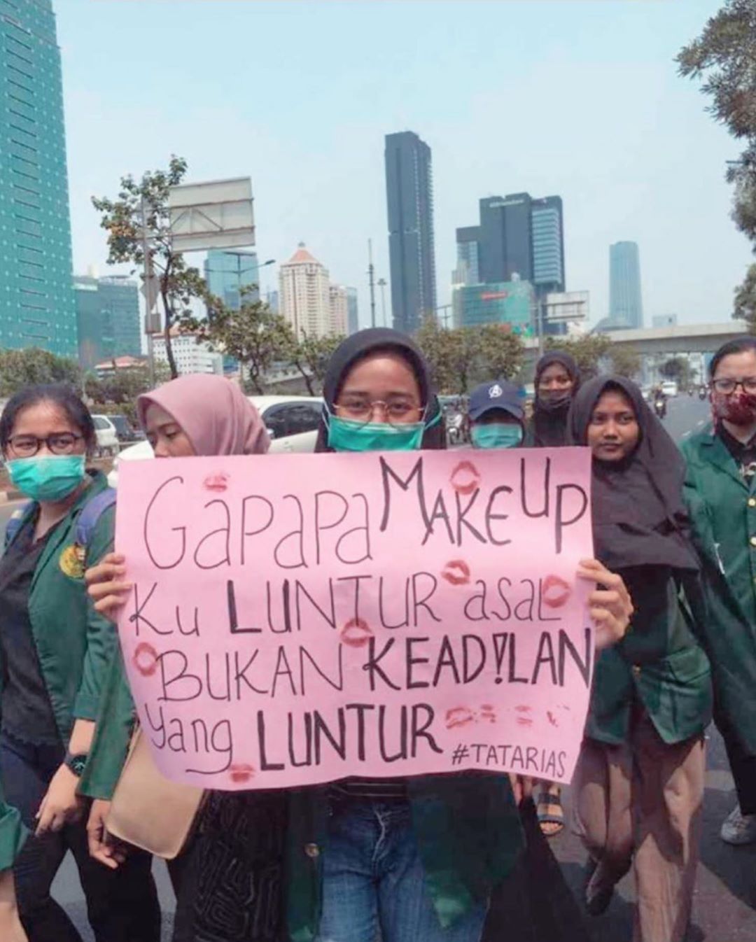 Mahasiswa menyampaikan aspirasinya dengan poster-poster kreatif. 