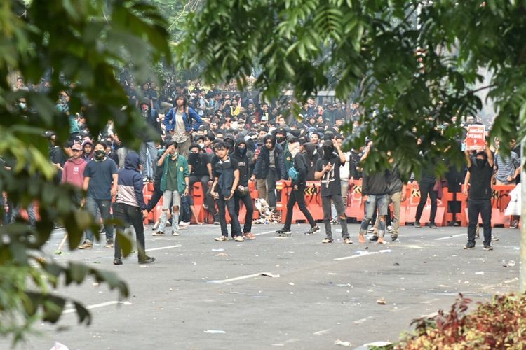 Aksi massa unjuk rasa di Gedung DPRD Jabar, Kota Bandung berakhir ricuh, Selasa (24/9/2019). Massa aksi unjuk rasa masih bertahan meski polisi telah memukul mundur dengan menembakan gas air mata hingga water cannon.