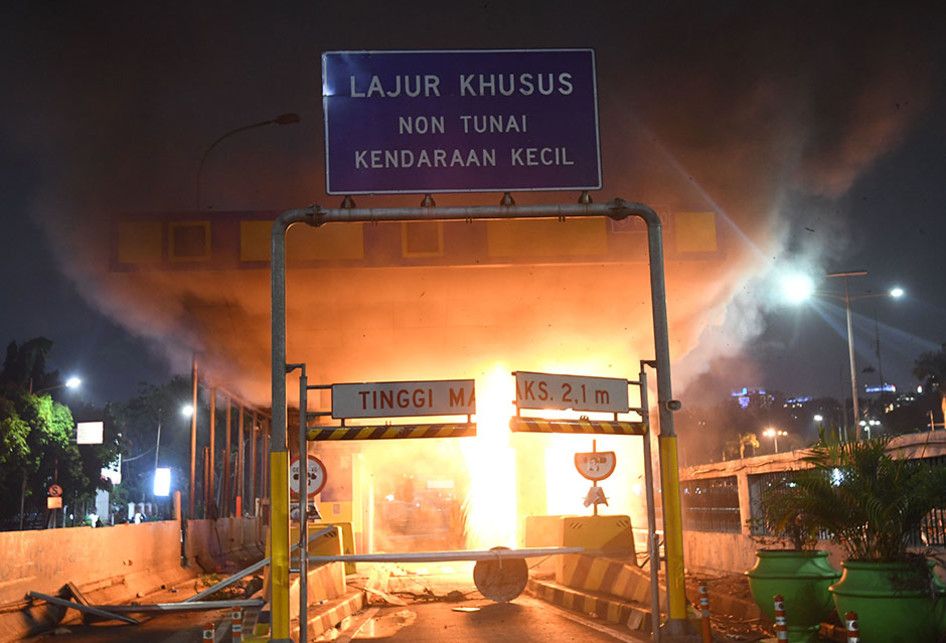 Kondisi Gerbang Tol Pejompongan yang dibakar massa, di Jakarta, Selasa (24/9/2019). Demo mahasiswa yang berlangsung di depan Gedung DPR sejak tadi pagi berakhir ricuh, suasana tidak kondusif terjadi sejak sore hingga malam hari.