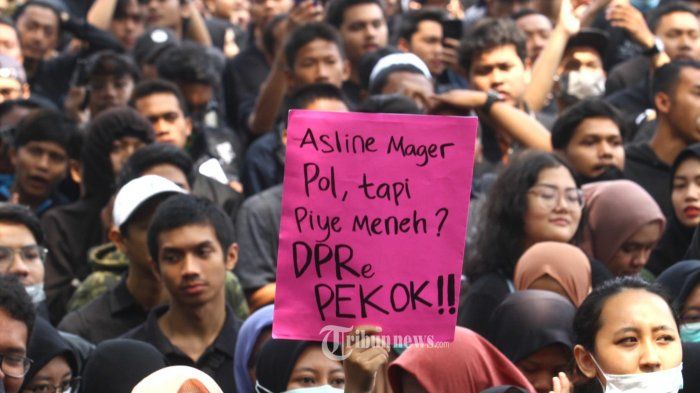 Ratusan mahasiswa dari kampus di Malang pun turut melakukan aksi di depan kantor DPRD Kota Malang