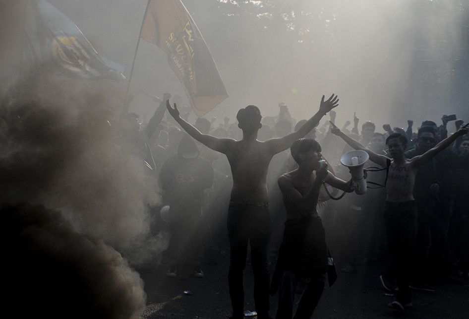 Massa yang tergabung dalam Aliansi Mahasiswa Jawa Barat terlibat bentrok saat aksi unjuk rasa di Depan Gedung DPRD Jawa Barat, Senin (23/9/2019). Aksi tersebut menuntut Pemerintah Indonesia khususnya Presiden untuk mencabut UU KPK yang baru, menolak RKHUP, dan RUU Pemasyarakatan yang dianggap memati