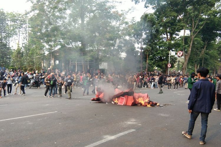 Massa membakar pembatas jalan di Jalan Diponegoro (depan Gedung Sate) dalam aksi unjuk rasa, Selasa (24/9/2019).