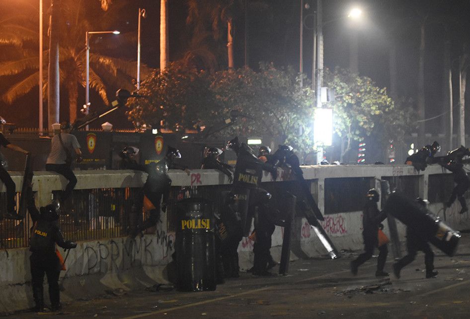 Polisi membubarkan aksi mahasiswa dari berbagai elemen yang melakukan unjuk rasa di depan Gedung Parlemen, Senayan, Jakarta, Selasa (24/9/2019). Demo mahasiswa yang berlangsung di depan Gedung DPR sejak tadi pagi berakhir ricuh, suasana tidak kondusif terjadi sejak sore hingga malam hari.