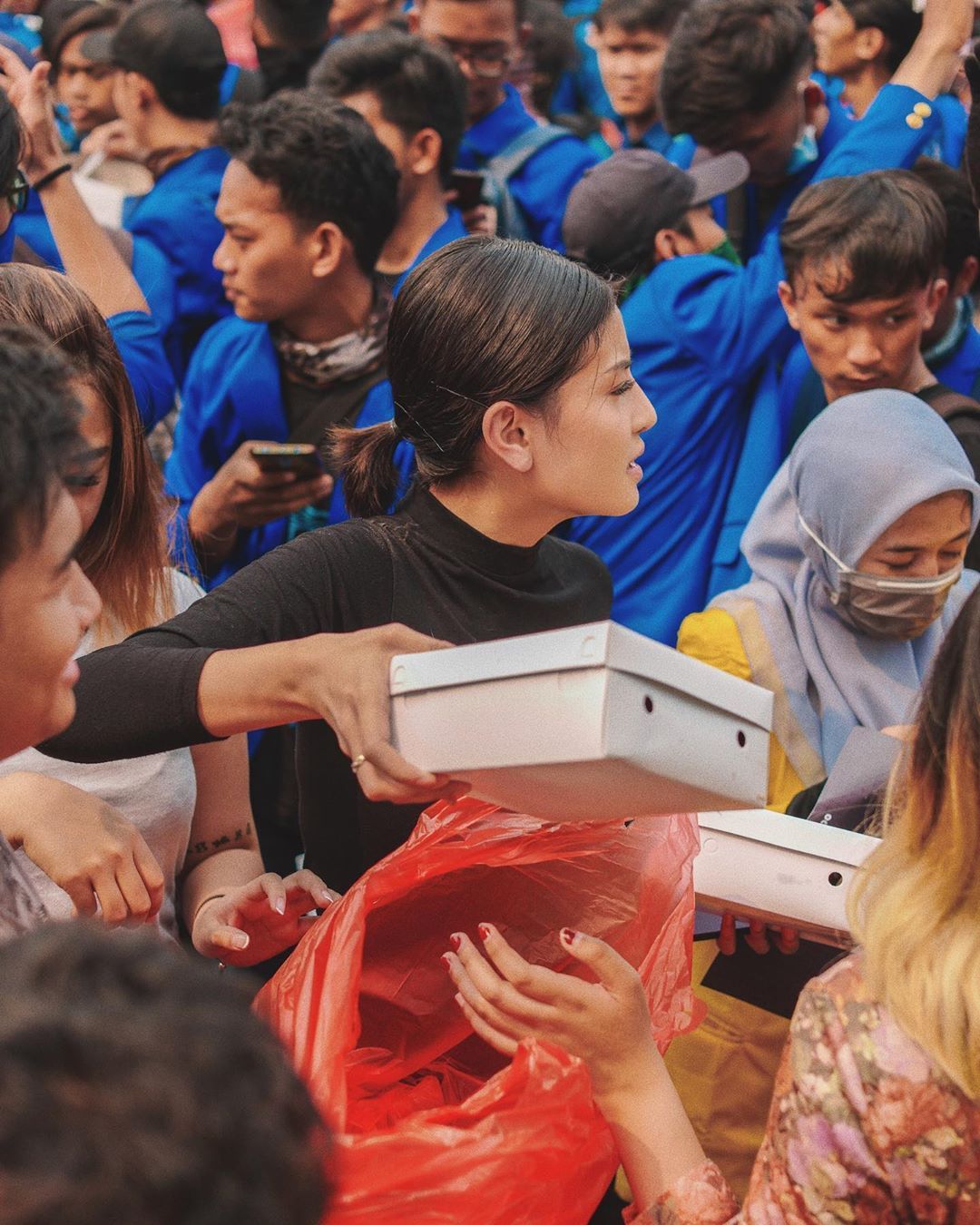 Awkarin terlihat berdesakan sambil membagikan nasi kotak di tengah demonstran 