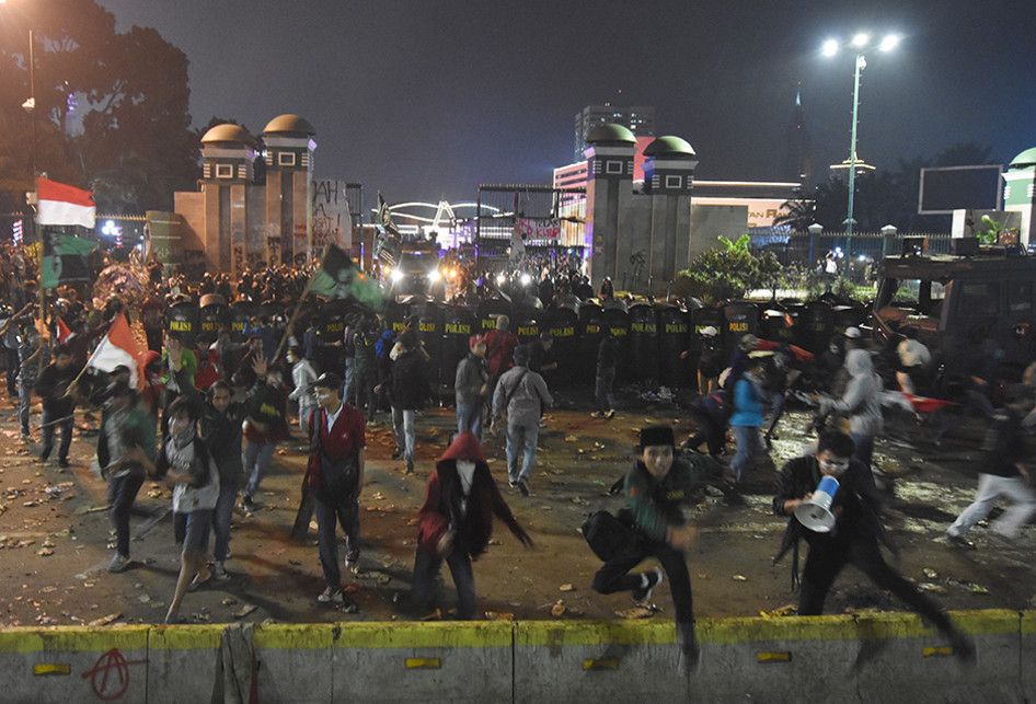 Mahasiswa dari berbagai elemen melakukan unjuk rasa di depan Gedung Parlemen, Senayan, Jakarta, Selasa (24/9/2019). Demo mahasiswa yang berlangsung di depan Gedung DPR sejak tadi pagi berakhir ricuh, suasana tidak kondusif terjadi sejak sore hingga malam hari.