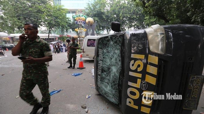 Aksi unjukrasa mahasiswa dari berbagai perguruan tinggi berakhir bentrok dengan pihak kepolisian, di depan kantor DPRD Sumut, Medan, Selasa (24/9).