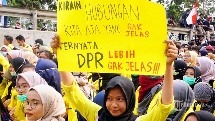 Berbagai tulisan lucu dibawa oleh mahasiswa ketika melakukan aksi menolak RUU KPK dan KUHP Selasa (24/9/2019)