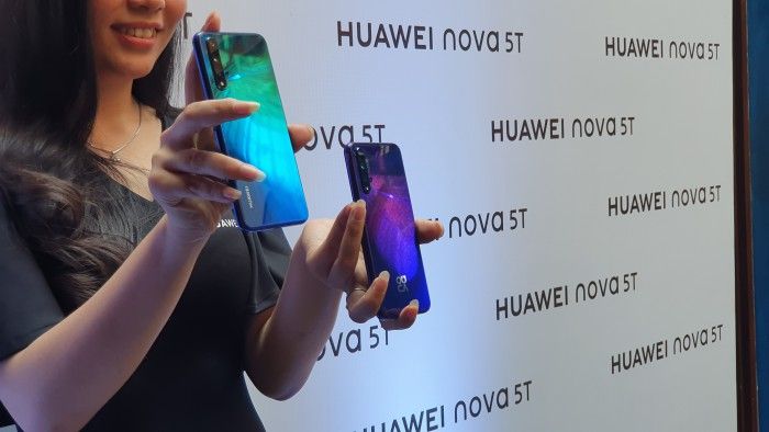 Pilihan warna Huawei Nova 5T, Crush Blue dan Midsummer Purple.