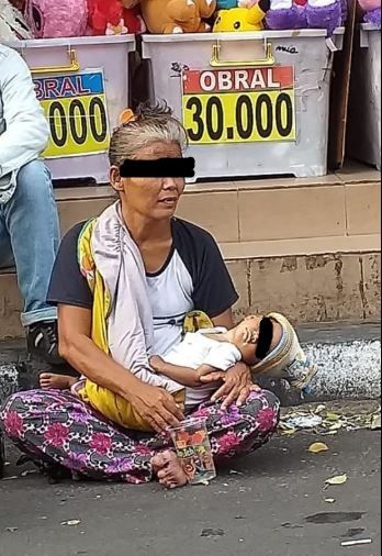 Wanita yang diduga menyewa bayi untuk diajak mengemis