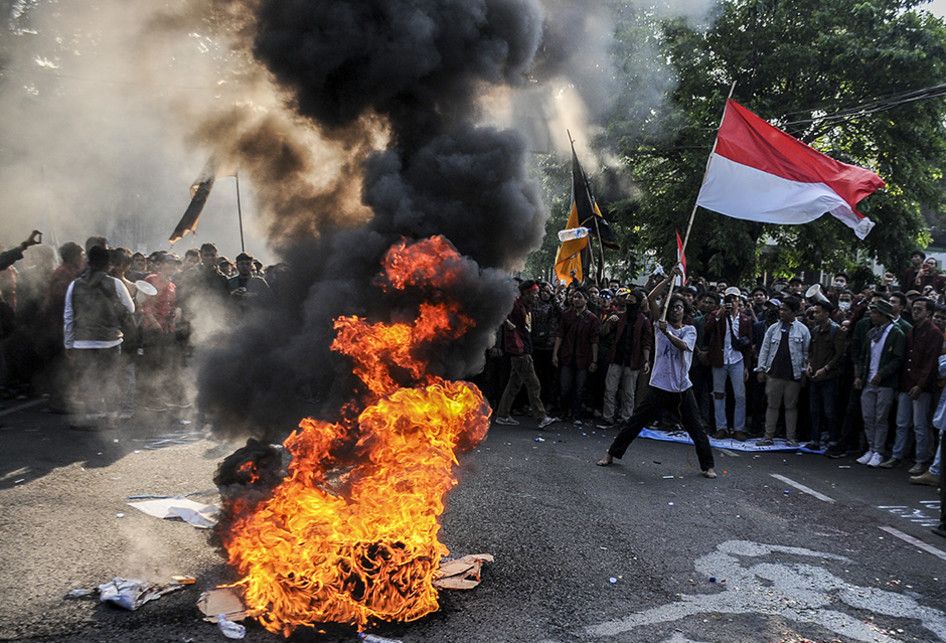 Massa yang tergabung dalam Aliansi Mahasiswa Jawa Barat bentrok melakukan aksi unjuk rasa di Depan Gedung DPRD Jawa Barat, Senin (23/9/2019). Aksi tersebut menuntut Pemerintah Indonesia khususnya Presiden untuk mencabut UU KPK yang baru, menolak RKHUP, dan RUU Pemasyarakatan yang dianggap mematikan 