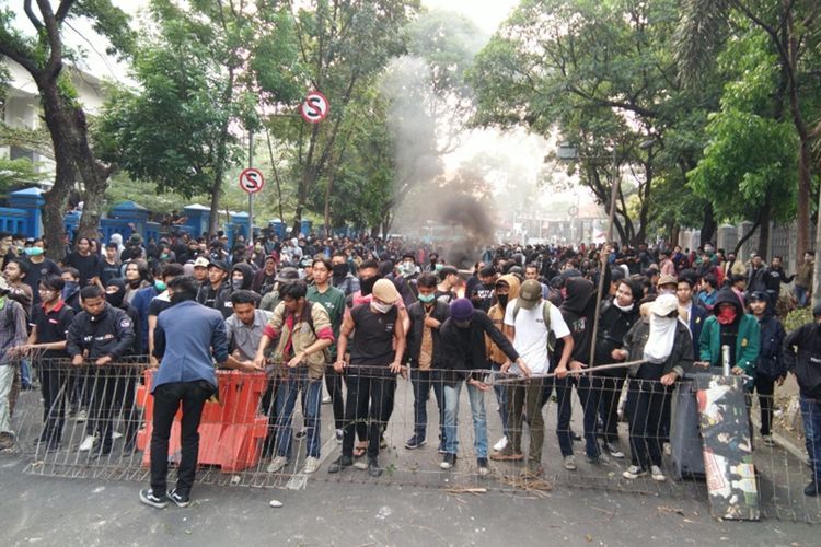 Para demonstran saat memblokadi Jalan Aria Jipang Kota Bandung dalam aksi unjuk rasa, Selasa (24/9/2019).