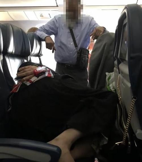Agar Istrinya Bisa Tidur Berbaring di Kursi Penumpang, Pria Ini Relakan Kursinya dan Berdiri Selama 6 Jam Penerbangan