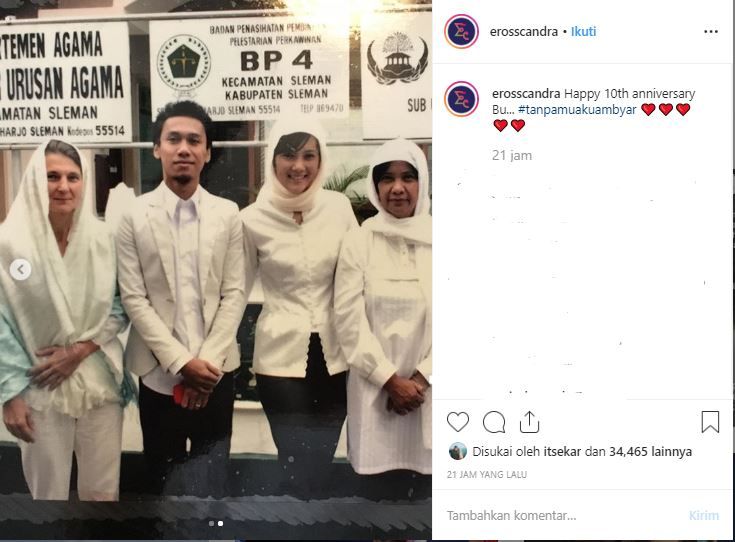 Eross Candra juga mengunggah fotonya bersama Sarah Diorita sebagai peringatan 10 tahun usia pernikahan mereka di akun instagram-nya, @erosscandra.