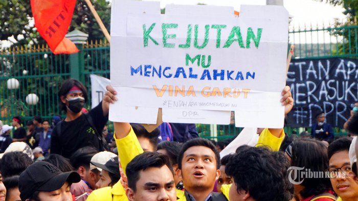 Berbagai tulisan lucu dibawa oleh mahasiswa ketika melakukan aksi menolak RUU KPK dan KUHP Selasa (24/9/2019)