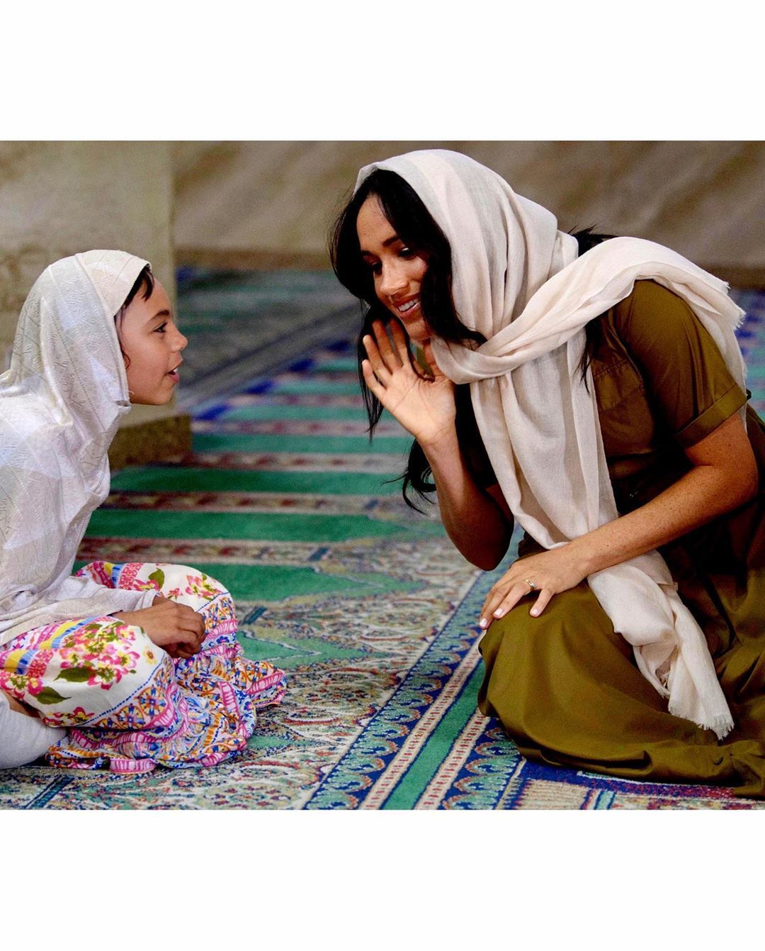 Meghan Markle dan seorang gadis cilik di dalam masjid Auwal Afrika Selatan 