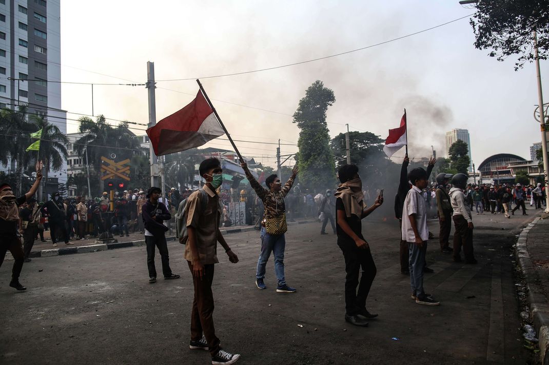 Pelajar melakukan Aksi Tolak RUKHP di Belakang Gedung DPR/MPR, Palmerah, Jakarta Barat, Rabu (25/9/2019).  