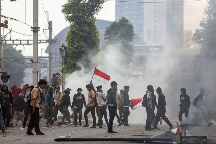 Pelajar melakukan Aksi Tolak RUKHP di Belakang Gedung DPR/MPR, Palmerah, Jakarta Barat, Rabu (25/9).