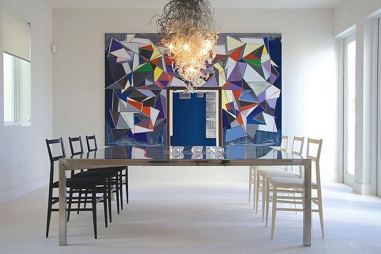 Lampu gantung dan mozaik dinding dengan tekstur yang kontras dengan furnitur Lampu gantung dan mozaik dinding dengan tekstur yang kontras dengan furnitur 