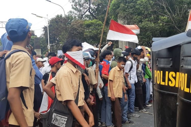 Ratusan pelajar dengan seragam pramuka, SMK, dan STM saat menyerang aparat kepolisian dari brimob yang sedang bertugas menjaga pintu belakang Gedung DPR/MPR RI, Jakarta Pusat.