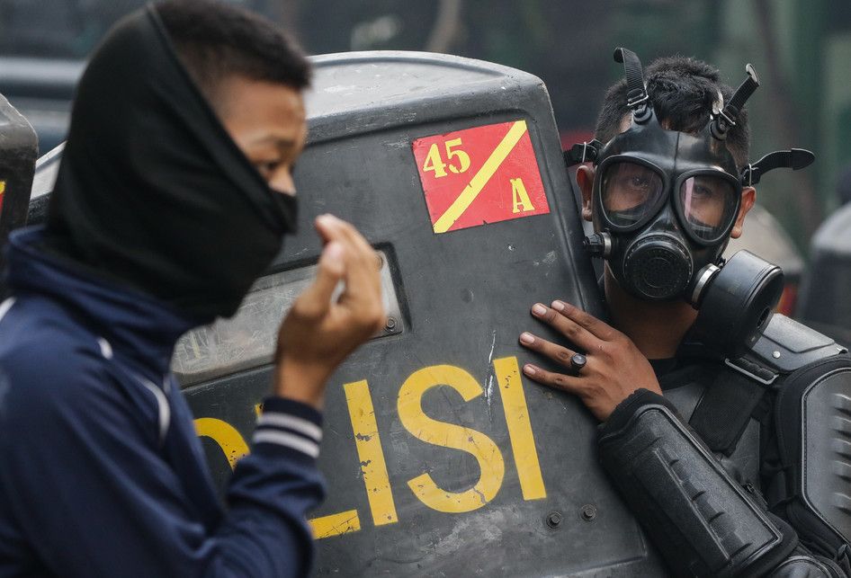 Polisi berjaga saat sejumlah pelajar terlibat kerusuhan di kawasan Palmerah, Jakarta, Rabu (25/9/2019). Mereka membakar sejumlah sepeda motor di depan pos polisi Palmerah.