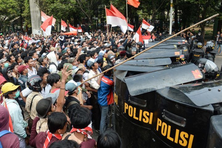 Para pelajar setingkat sekolah menengah atas bersitegang dengan pihak kepolisian saat hendak masuk ke Kompleks Parlemen, Jakarta, melalui pintu belakang, Rabu (25/9/2019).