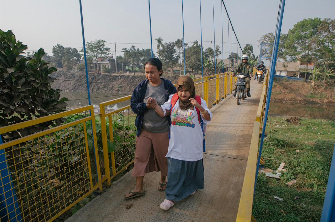 Demi menuntut ilmu, Vina (16) siswa tunanetra yang duduk di kelas 3 sekolah menengah pertama Dreamable rela berjalan menyeberangi sungai Citarum setiap pagi.
