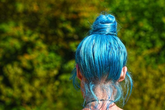 Ilustrasi rambut warna biru