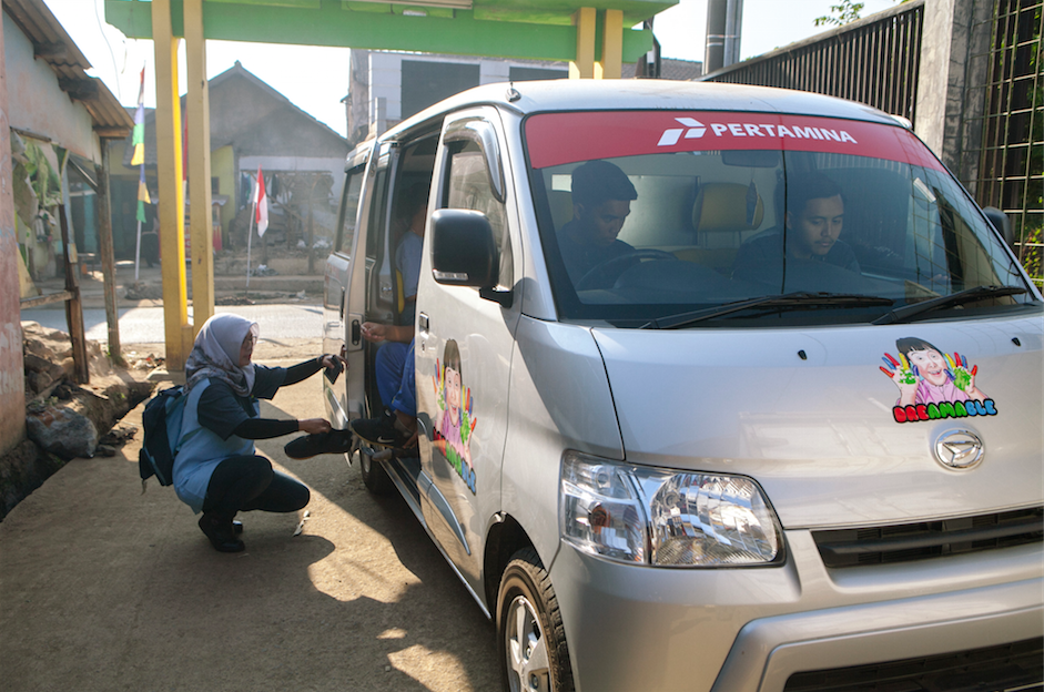 Bulan Juli tahun 2019, PT Pertamina (Persero) TBBM Bandung Group memberikan bantuan satu unit mobil yang nantinya untuk memudahkan akses transportasi siswa Dreamable dari rumah menuju ke sekolah.