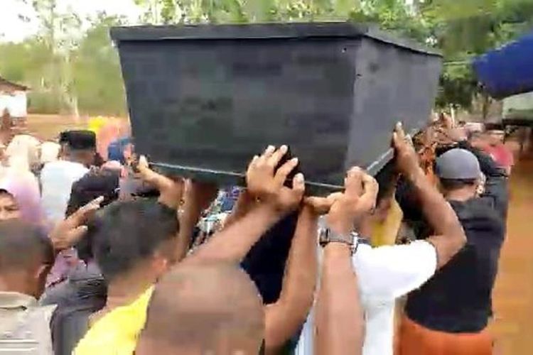 Ratusan warga desa sambut kedatangan jenazah Randy, mahasiswa Kendari yang tewas ditembak saat ikuti demo tolak RUU KUHP. 