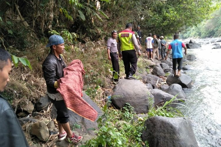 Proses evakuasi penemuan jasad anak di sungai Cimandiri, Nyalindung,Sukabumi, Jawa Barat, Minggu (22/9/2019).