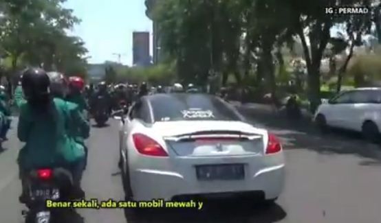 Mobil sport peugeot ikut beriringan ke kantor DPRD Jawa Timur.