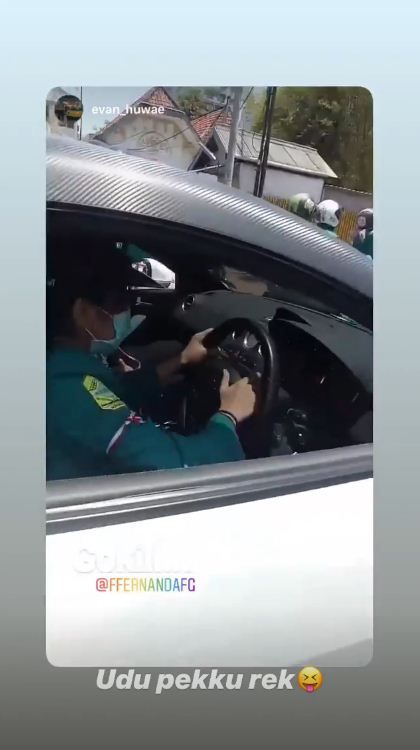 Temannya mengabadikan Gita mengendarai mobil sport tersebut dan di posting ulang oleh Gita.