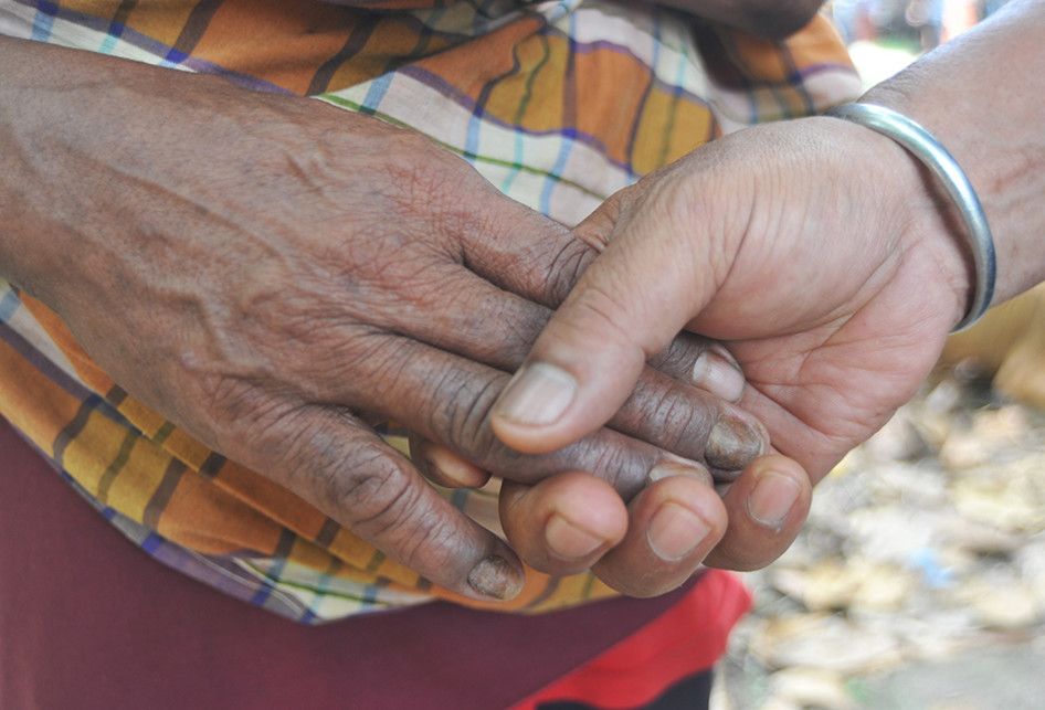 Foto dirilis Kamis (26/9/2019), memperlihatkan calon pembeli mencontohkan cara bertransaksi pada tradisi 'Marosok' yakni dengan menggenggam satu jari dilanjutkan tiga jari penjual yang artinya Rp 13 juta sebagai tanda harga yang diinginkan di Pasar Ternak, Sungai Sariak, Padangpariaman, Sumatera Bar