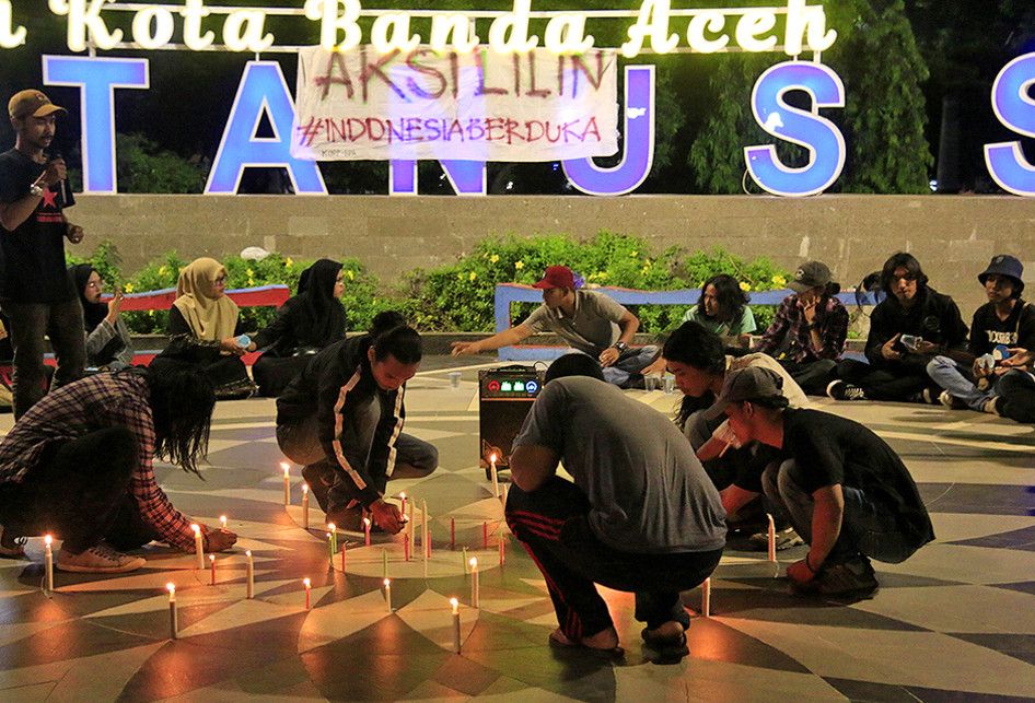 Puluhan mahasiwa di Banda Aceh yang tergabung dalam Korp Barisan Pemuda Aceh (KORP-BPA) melakukan 'Aksi Lilin Indonesia Berduka' di Taman Bustanul Shalatin, pusat kota Banda Aceh, Jumat (27/9/2019) malam. Aksi ini digelar sebagai ungkapan dukacita terhadap rekan mahasiswa dan pelajar yang meninggal 