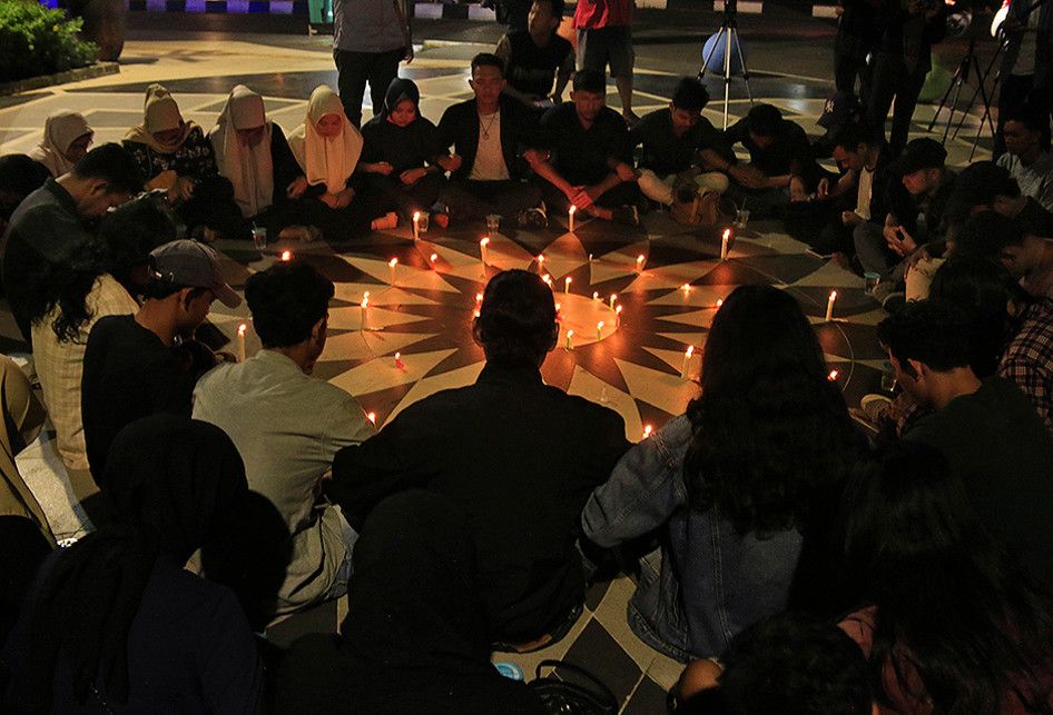 Puluhan mahasiwa di Banda Aceh yang tergabung dalam Korp Barisan Pemuda Aceh (KORP-BPA) melakukan 'Aksi Lilin Indonesia Berduka' di Taman Bustanul Shalatin, pusat kota Banda Aceh, Jumat (27/9/2019) malam. Aksi ini digelar sebagai ungkapan dukacita terhadap rekan mahasiswa dan pelajar yang meninggal 