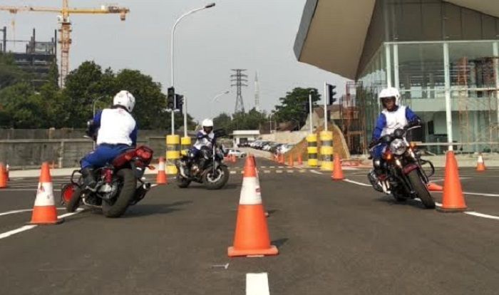 Dari total 5 istruktur safety riding yang dikirim ke Jepang, 2 juara di kompetisi lokal, 1 juara kelas 400 cc tahun lalu dan 2 instruktur safety riding AHM.