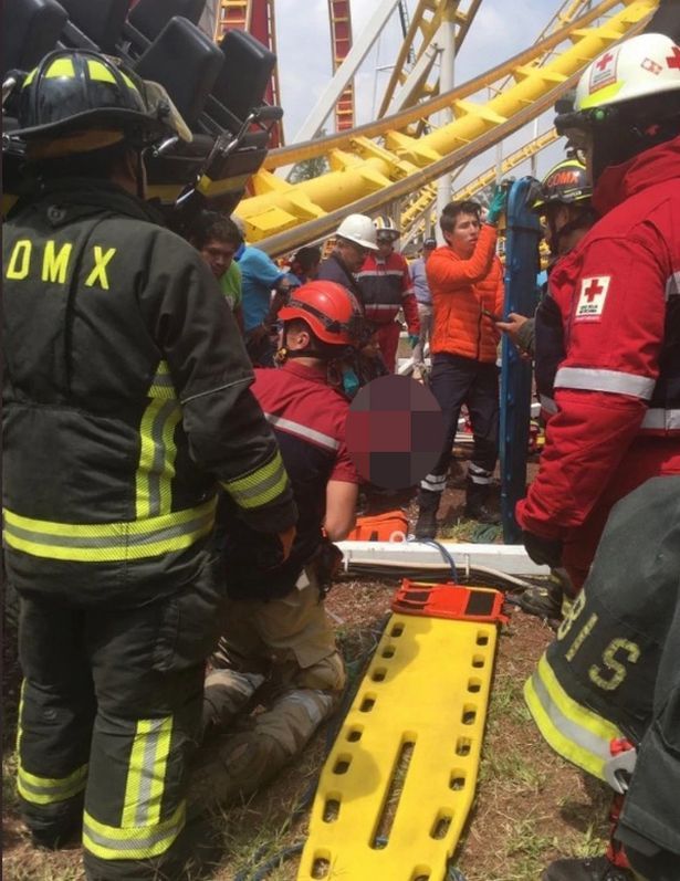 Rollercoaster tergelincir di sebuah taman hiburan di Meksiko.