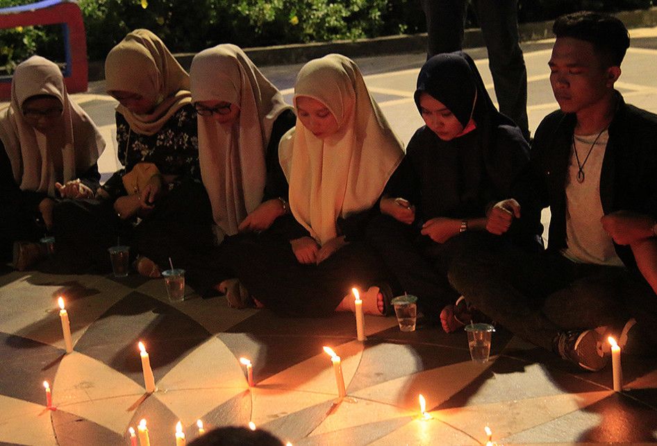 Puluhan mahasiwa di Banda Aceh yang tergabung dalam Korp Barisan Pemuda Aceh (KORP-BPA) melakukan 'Aksi Lilin Indonesia Berduka' di Taman Bustanul Shalatin, pusat kota Banda Aceh, Jumat (27/9/2019) malam. Aksi ini digelar sebagai ungkapan dukacita terhadap rekan mahasiswa dan pelajar yang meninggal 